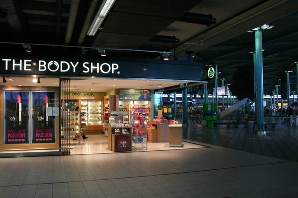 Schiphol, Amsterdam, Holanda del Norte, Países Bajos julio 2016: Interior y visitantes en la terminal de Schiphol —  Fotos de Stock