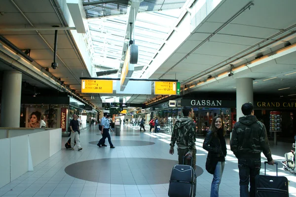 Schiphol, Amsterdam, Holanda del Norte, Países Bajos julio 2016: Interior y visitantes en la terminal de Schiphol — Foto de Stock