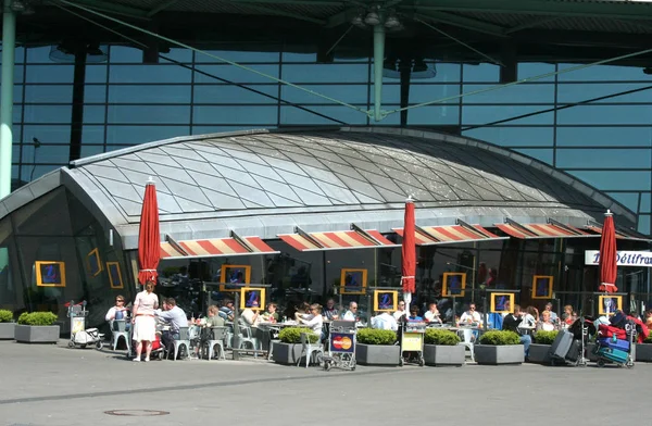 İç ve ziyaretçiler Schiphol Terminal — Stok fotoğraf
