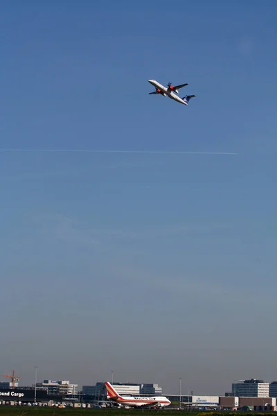 Uçak pist Schiphol çıkartıyor — Stok fotoğraf