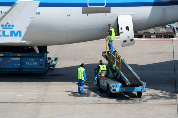 Werknemers op de vliegtuigen op het gebied van Schiphol — Stockfoto