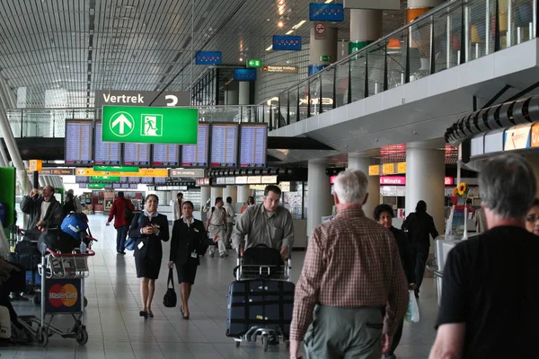 Schiphol, το Άμστερνταμ, Βόρεια Ολλανδία, Ολλανδία Ιούλιος 2016: εσωτερικό και επισκέπτες στο τερματικό του Schiphol — Φωτογραφία Αρχείου