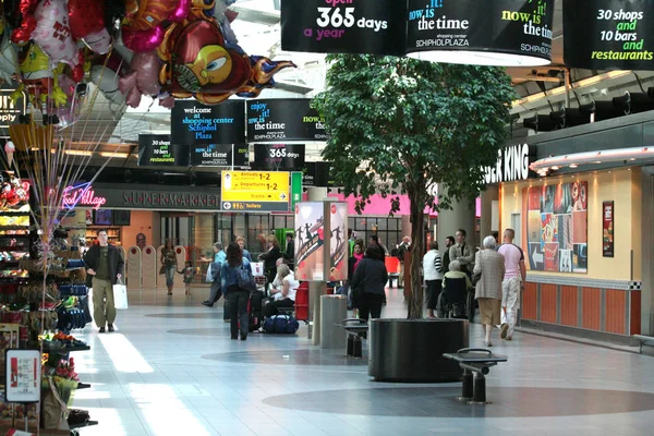 Schiphol, Amsterdam, Severní Holandsko, Nizozemí červenec 2016: interiér a návštěvníků v terminálu Schiphol — Stock fotografie