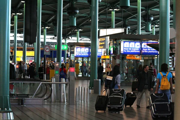 Schiphol, Amsterdam, Holandia Północna, Holandia lipca 2016: wnętrze i odwiedzających w terminal w Schiphol — Zdjęcie stockowe