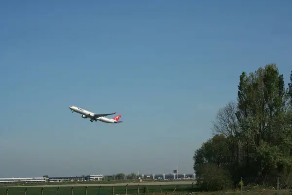 Aircraft takes off at runway of Schiphol — Stock Photo, Image