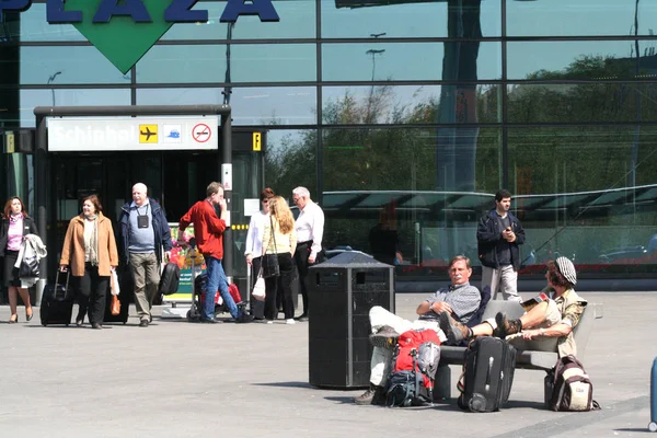 Eksterior dan pengunjung di terminal Schiphol — Stok Foto