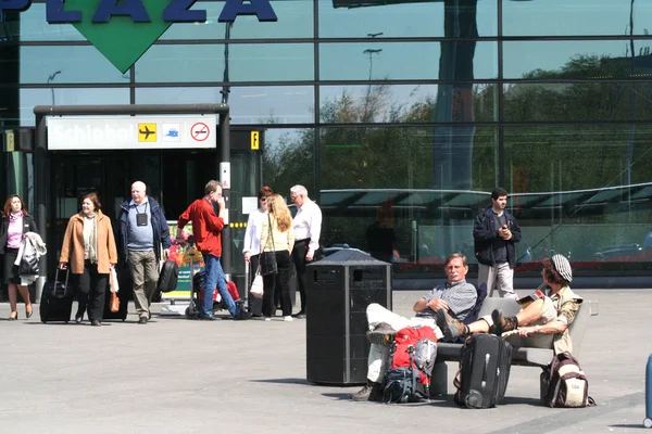 Außen und Besucher im Terminal von schiphol — Stockfoto