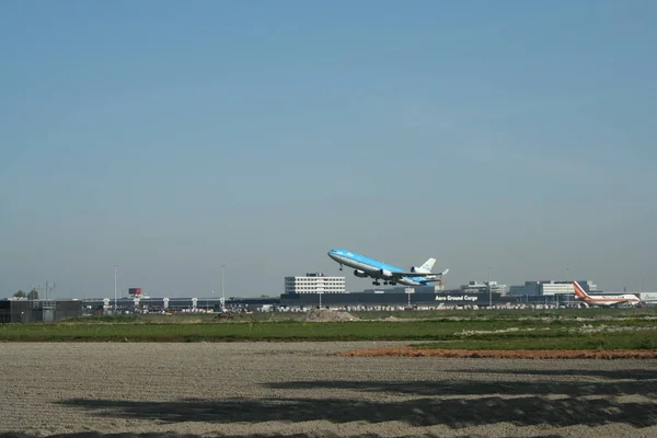 スキポール空港の滑走路で航空機が離陸します。 — ストック写真
