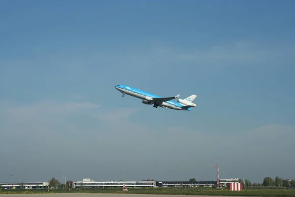 Vliegtuig vertrekt op de landingsbaan van Schiphol — Stockfoto