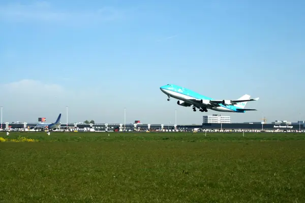 L'aereo decolla a pista di Schiphol — Foto Stock