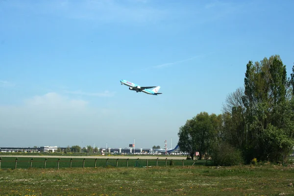 Самолет взлетает на взлетно-посадочной полосе Схипхол — стоковое фото