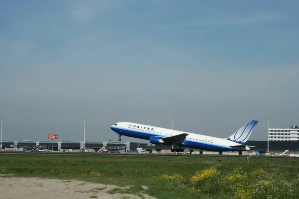 Літак злітає на злітно-посадкової смуги аеропорту Схіпхол — стокове фото