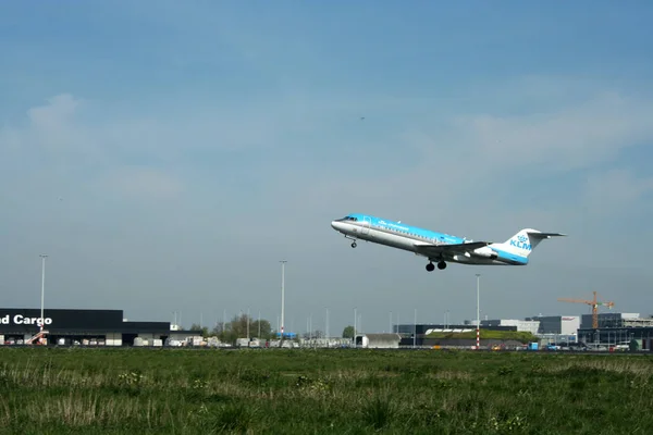 Літак злітає на злітно-посадкової смуги аеропорту Схіпхол — стокове фото