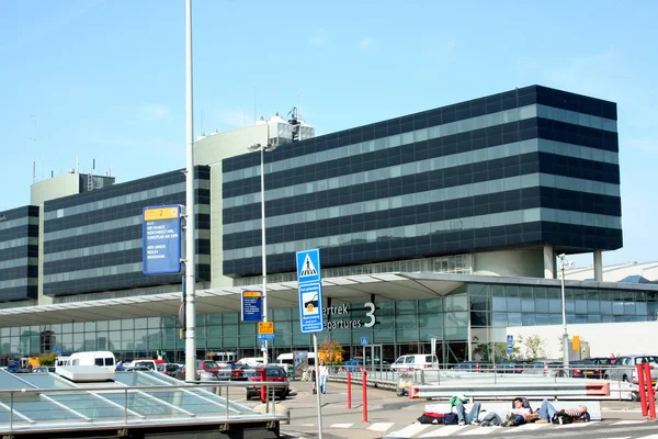 Εξωτερικό του τερματικού σταθμού του Schiphol — Φωτογραφία Αρχείου