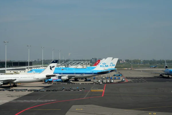 Provoz letadel v oblasti Schiphol — Stock fotografie