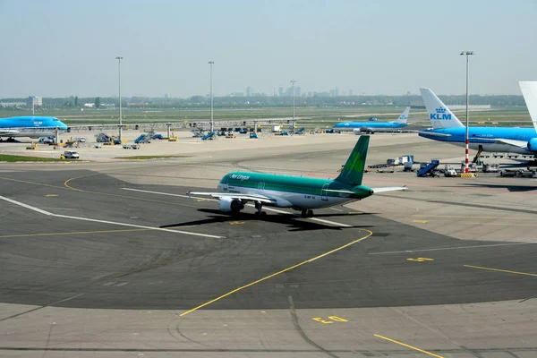 Traffic of planes in the area of Schiphol — Stock Photo, Image