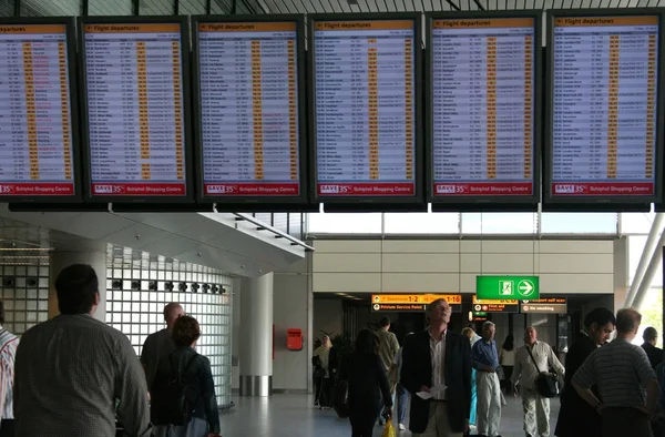 Schiphol, Amsterdam, north-holland, Nederländerna juli 2016: interiör och besökare i terminal i Schiphol — Stockfoto