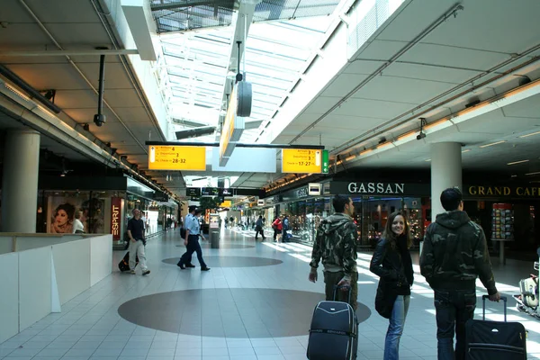 Schiphol, Amsterdam, Holanda del Norte, Países Bajos julio 2016: Interior y visitantes en la terminal de Schiphol —  Fotos de Stock