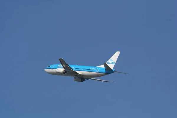 Vliegtuig vertrekt op de landingsbaan van Schiphol — Stockfoto