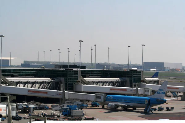 Visitors on a sight view platform  of Schiphol — Stock Photo, Image