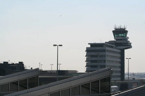 Flygledartornet på schiphol — Stockfoto