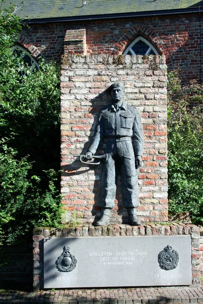 Monumento de guerra em serooskerke — Fotografia de Stock