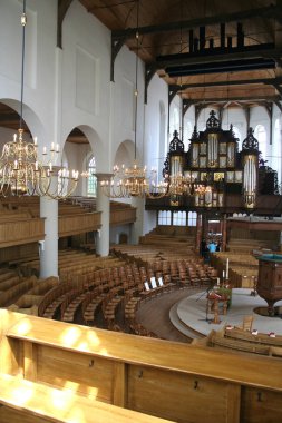  Şehir merkezinde kilisede iç martini