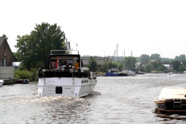 Kruvazör Sneek suyolu ile yapraklar.