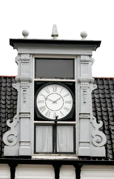 Старый фронт с часами на фасаде — стоковое фото
