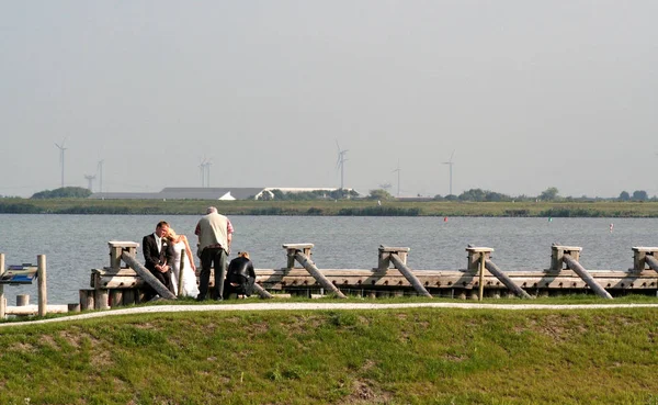 Couple pictured by a photographer at The Eemmeer — Stock Photo, Image