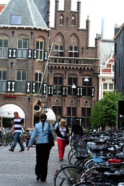 De nombreux vélos sont garés devant le bâtiment historique de l'Université dans le Centre — Photo