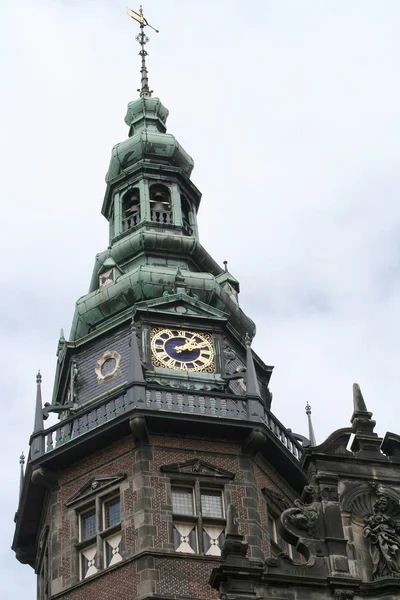 Torre del edificio histórico de la Universidad en el centro — Foto de Stock