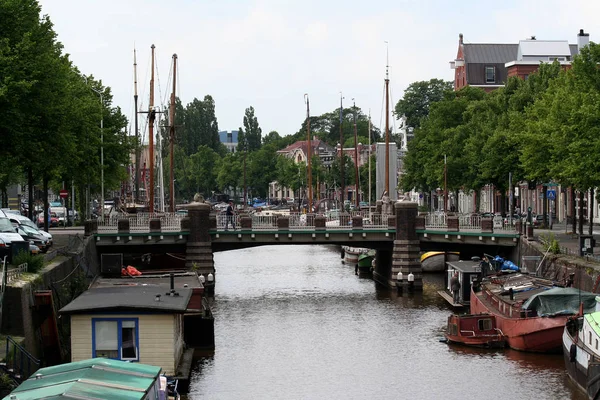Дневная жизнь и вид на город в Гронингене — стоковое фото