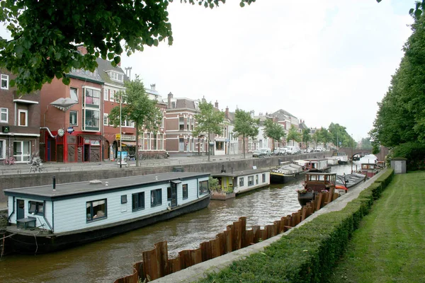 Bateaux-maisons dans le canal — Photo