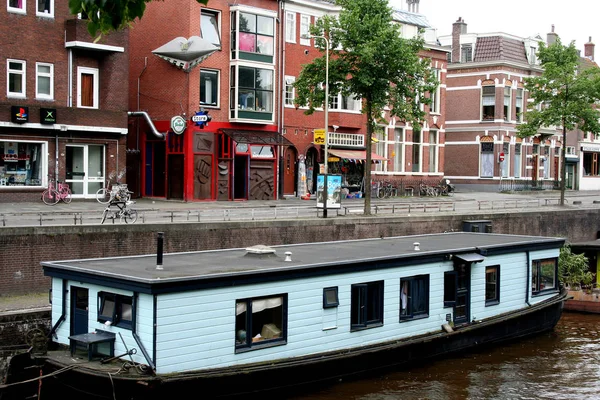 Dom łodzi w kanale — Zdjęcie stockowe