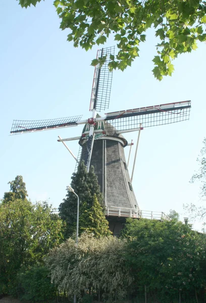 Historiska holländska väderkvarn — Stockfoto