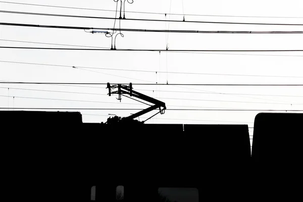 Trein- en elektrische leidingen in silhouet — Stockfoto