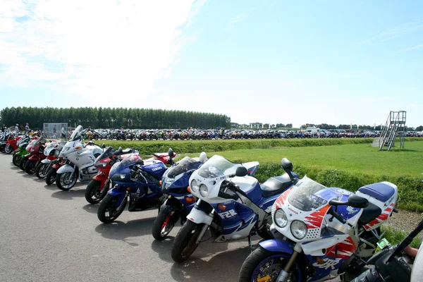 Motorradabstellplatz — Stockfoto