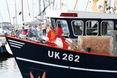 Balıkçı teknesi de Urk liman içinde