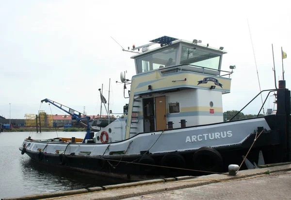 Arbete-båt i de hamnen av Urk — Stockfoto
