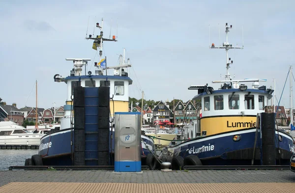 Arbete-båt i de hamnen av Urk — Stockfoto