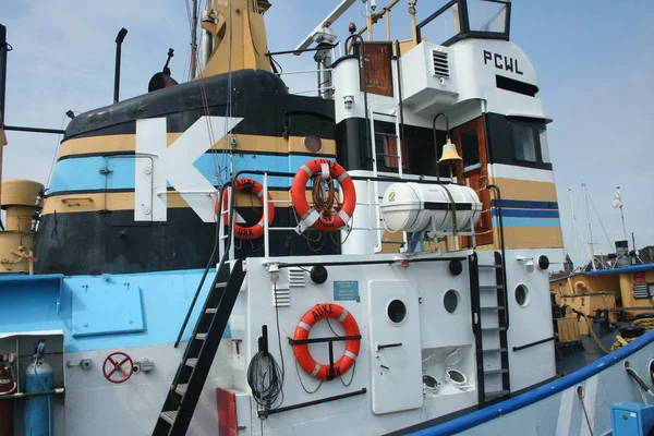 Barco de trabajo en el puerto de Urk — Foto de Stock