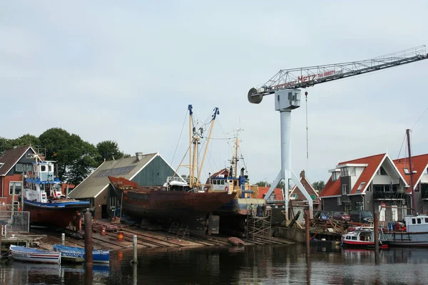 Båtramp i bruk i de hamnen av Urk — Stockfoto