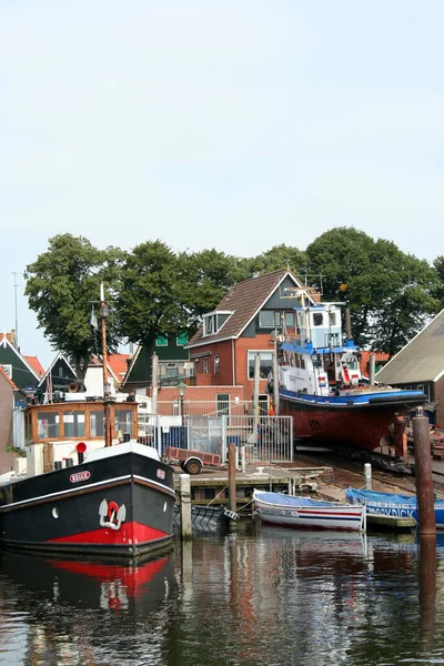 Båtramp i bruk i de hamnen av Urk — Stockfoto