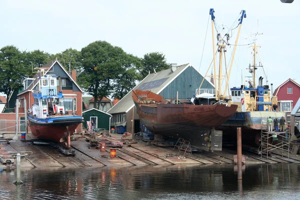 Slipanlage im Hafen von Urk in Betrieb — Stockfoto