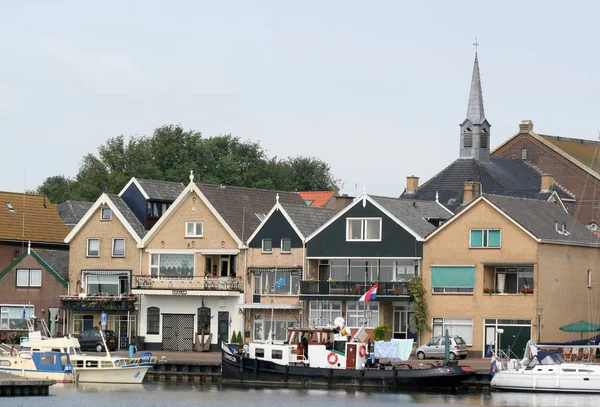 Dwellings and houses along the quay — Stock Photo, Image