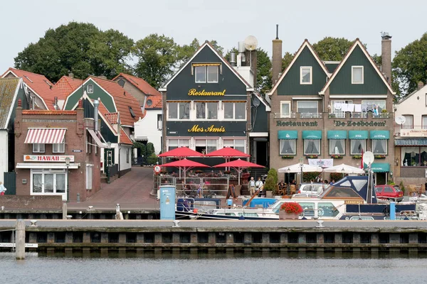 Dwellings and houses along the quay — Stock Photo, Image