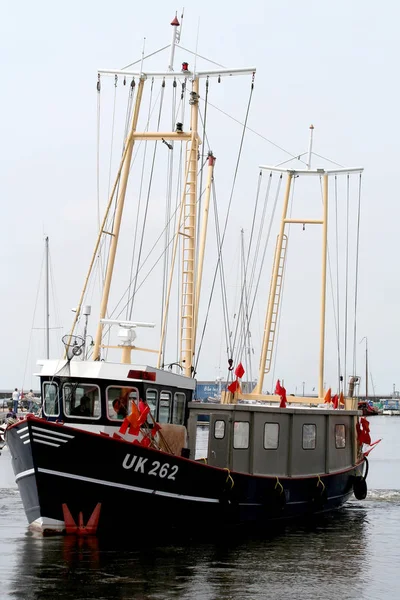 Barco de pesca en el puerto de Urk — Foto de Stock