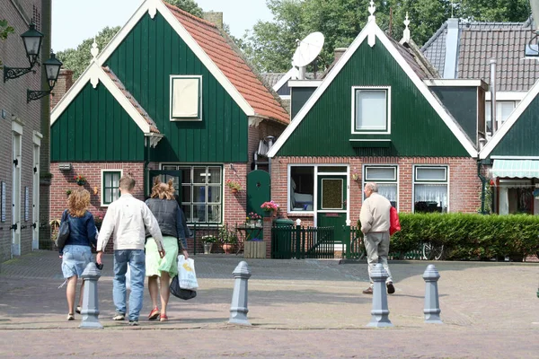 Los turistas visitan la antigua isla de Urk —  Fotos de Stock