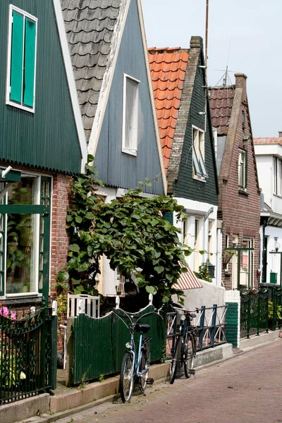 Straat en woning in het dorp — Stockfoto